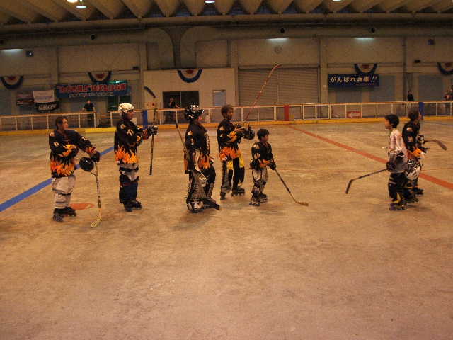 ���̉摜�̒��쌠��
Hiroshima Inline Hockey League(HIHL)�ɂ���܂��B�摜�f�[�^�̖��f�]�p�͌ł����f��\���グ�܂��B