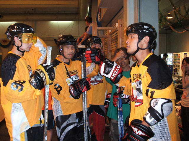 ���̉摜�̒��쌠��
Hiroshima Inline Hockey League(HIHL)�ɂ���܂��B�摜�f�[�^�̖��f�]�p�͌ł����f��\���グ�܂��B