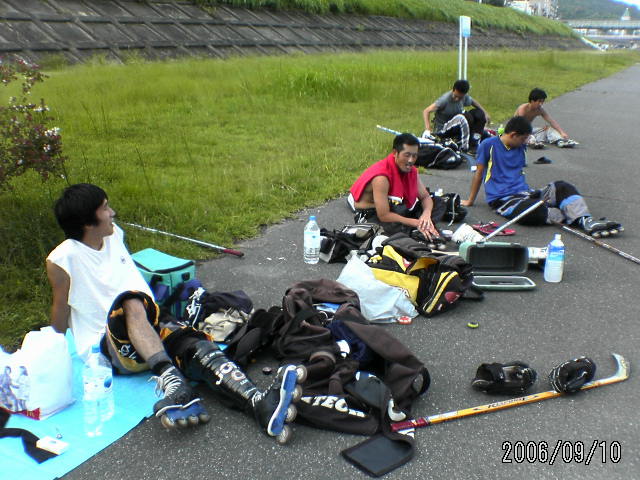 ���̉摜�̒��쌠��
Hiroshima Inline Hockey League(HIHL)�ɂ���܂��B�摜�f�[�^�̖��f�]�p�͌ł����f��\���グ�܂��B