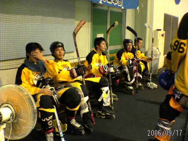 ���̉摜�̒��쌠��
Hiroshima Inline Hockey League(HIHL)�ɂ���܂��B�摜�f�[�^�̖��f�]�p�͌ł����f��\���グ�܂��B