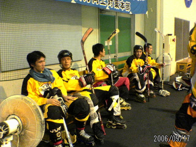 ���̉摜�̒��쌠��
Hiroshima Inline Hockey League(HIHL)�ɂ���܂��B�摜�f�[�^�̖��f�]�p�͌ł����f��\���グ�܂��B