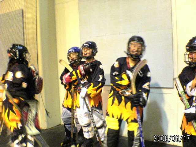 ���̉摜�̒��쌠��
Hiroshima Inline Hockey League(HIHL)�ɂ���܂��B�摜�f�[�^�̖��f�]�p�͌ł����f��\���グ�܂��B