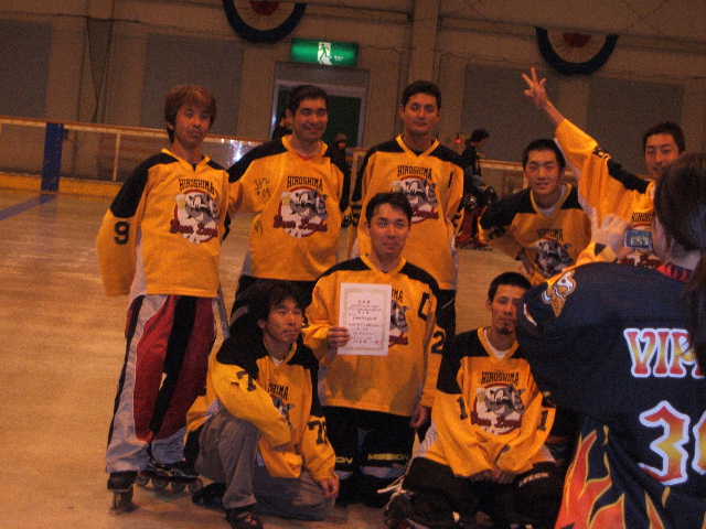 ���̉摜�̒��쌠��
Hiroshima Inline Hockey League(HIHL)�ɂ���܂��B�摜�f�[�^�̖��f�]�p�͌ł����f��\���グ�܂��B