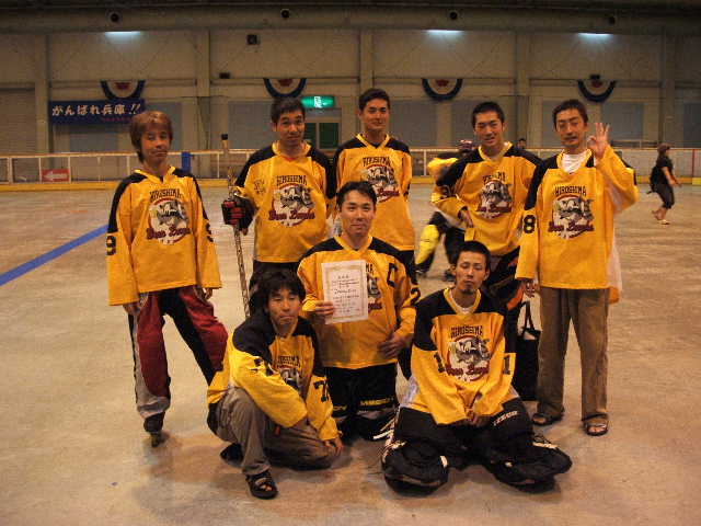���̉摜�̒��쌠��
Hiroshima Inline Hockey League(HIHL)�ɂ���܂��B�摜�f�[�^�̖��f�]�p�͌ł����f��\���グ�܂��B