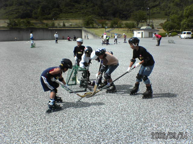 ���̉摜�̒��쌠��
Hiroshima Inline Hockey League(HIHL)�ɂ���܂��B�摜�f�[�^�̖��f�]�p�͌ł����f��\���グ�܂��B