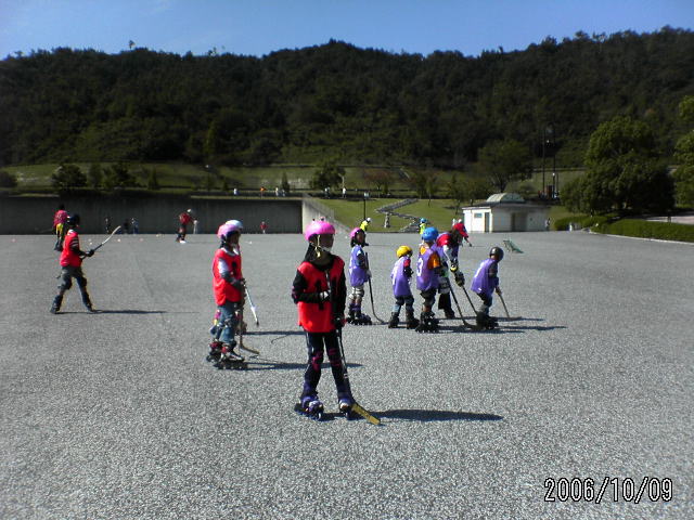 ���̉摜�̒��쌠��
Hiroshima Inline Hockey League(HIHL)�ɂ���܂��B�摜�f�[�^�̖��f�]�p�͌ł����f��\���グ�܂��B