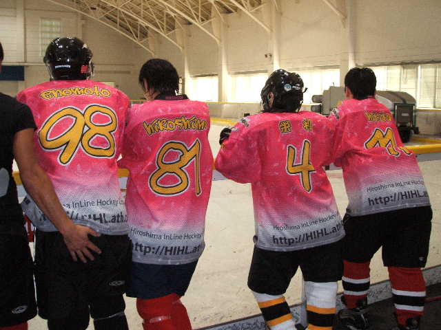 ���̉摜�̒��쌠��
Hiroshima Inline Hockey League(HIHL)�ɂ���܂��B�摜�f�[�^�̖��f�]�p�͌ł����f��\���グ�܂��B
