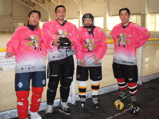 ���̉摜�̒��쌠��
Hiroshima Inline Hockey League(HIHL)�ɂ���܂��B�摜�f�[�^�̖��f�]�p�͌ł����f��\���グ�܂��B