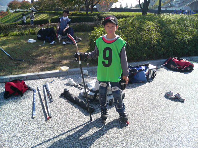 ���̉摜�̒��쌠��
Hiroshima Inline Hockey League(HIHL)�ɂ���܂��B�摜�f�[�^�̖��f�]�p�͌ł����f��\���グ�܂��B