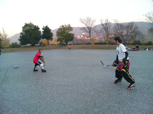 ���̉摜�̒��쌠��
Hiroshima Inline Hockey League(HIHL)�ɂ���܂��B�摜�f�[�^�̖��f�]�p�͌ł����f��\���グ�܂��B