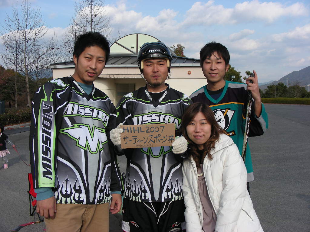 ���̉摜�̒��쌠��
Hiroshima Inline Hockey League(HIHL)�ɂ���܂��B�摜�f�[�^�̖��f�]�p�͌ł����f��\���グ�܂��B