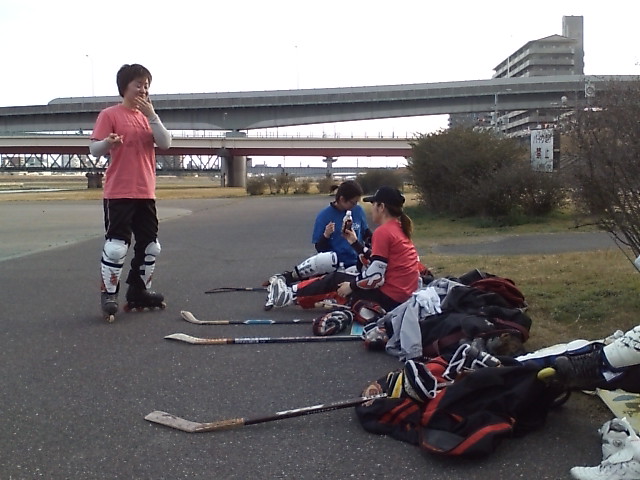 ���̉摜�̒��쌠��
Hiroshima Inline Hockey League(HIHL)�ɂ���܂��B�摜�f�[�^�̖��f�]�p�͌ł����f��\���グ�܂��B