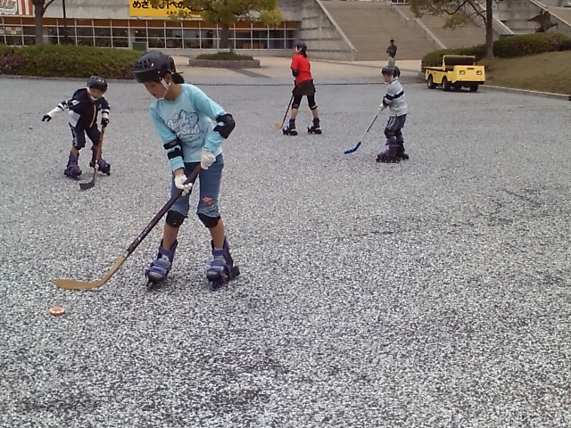 ���̉摜�̒��쌠��
Hiroshima Inline Hockey League(HIHL)�ɂ���܂��B�摜�f�[�^�̖��f�]�p�͌ł����f��\���グ�܂��B