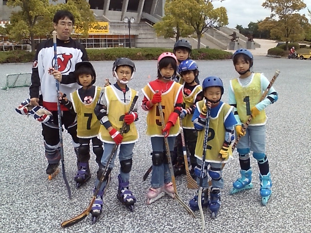 ���̉摜�̒��쌠��
Hiroshima Inline Hockey League(HIHL)�ɂ���܂��B�摜�f�[�^�̖��f�]�p�͌ł����f��\���グ�܂��B