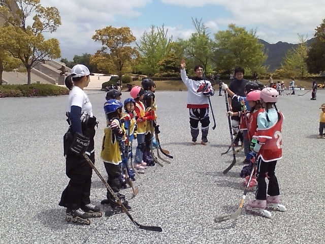 ���̉摜�̒��쌠��
Hiroshima Inline Hockey League(HIHL)�ɂ���܂��B�摜�f�[�^�̖��f�]�p�͌ł����f��\���グ�܂��B